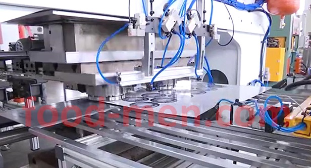 Picture 3 of the 2-piece can body making machines line: The first-level punching machine