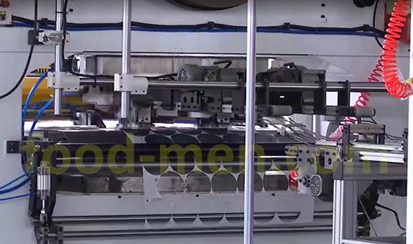 Picture 3-1 of the 2-piece can body making machines line: Automatic sheet scrap discharge mechanism